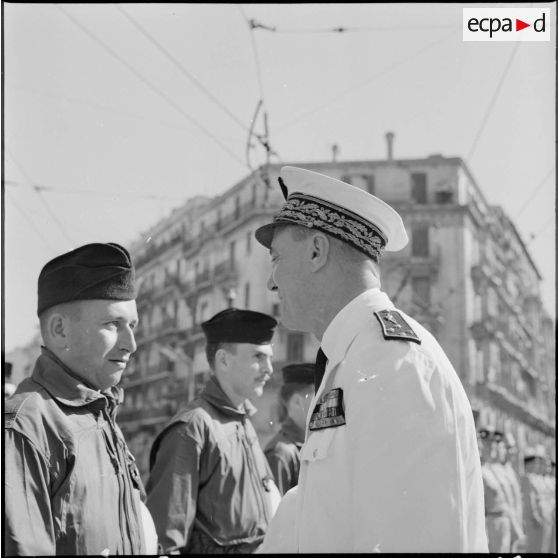 Cérémonie du 14 juillet à Alger. Remise de décoration par le général Edmond Jouhaud.