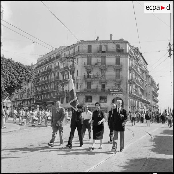 Cérémonie du 14 juillet à Alger. Le drapeau des anciens combattants.