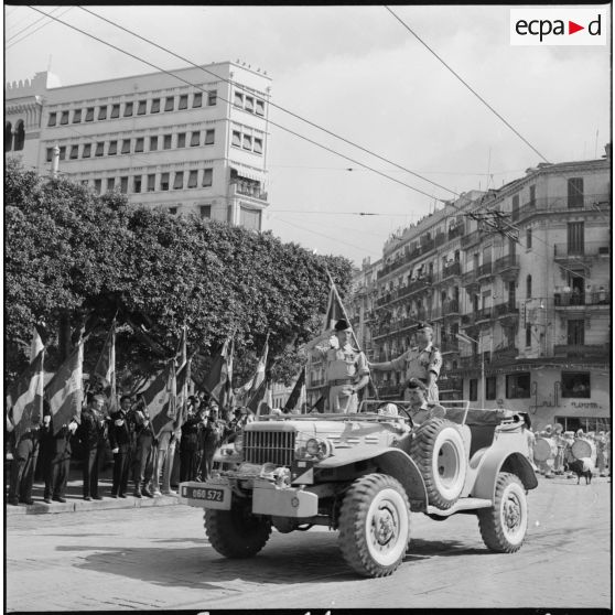 Cérémonie du 14 juillet à Alger. Le général Huet dans son Command Car.