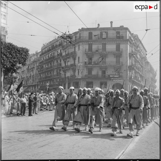 Cérémonie du 14 juillet à Alger. Défilé d'un GMPR.