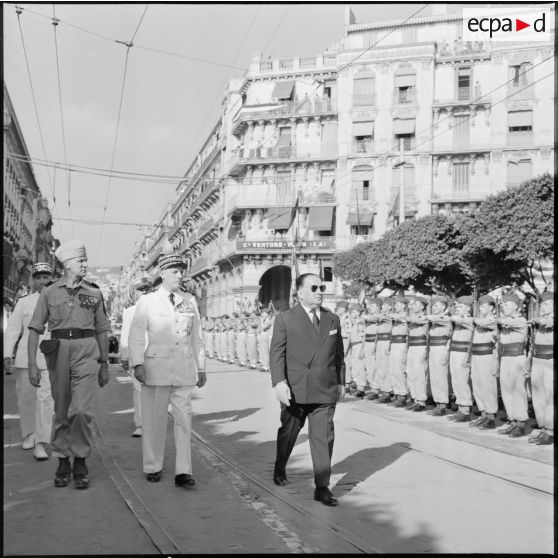 Cérémonie du 14 juillet à Alger. Robert Lacoste passe les troupes en revue en présence d'autorités militaires.