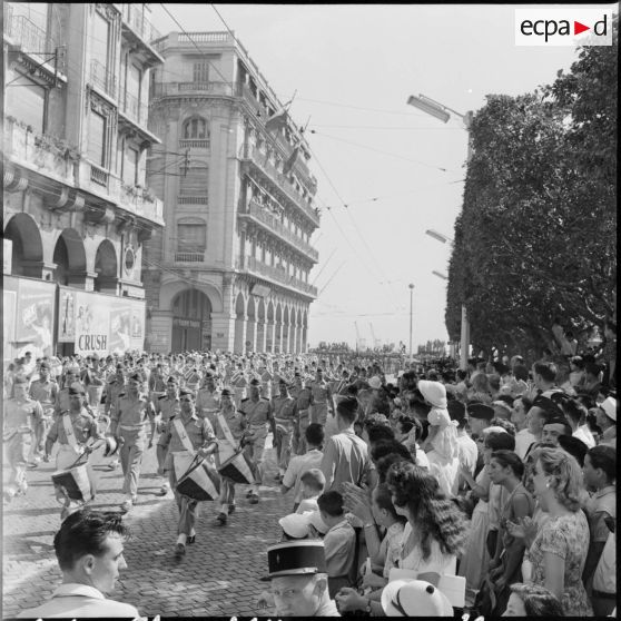 Cérémonie du 14 juillet à Alger. Musique du 9e régiment de zouaves (RZ).