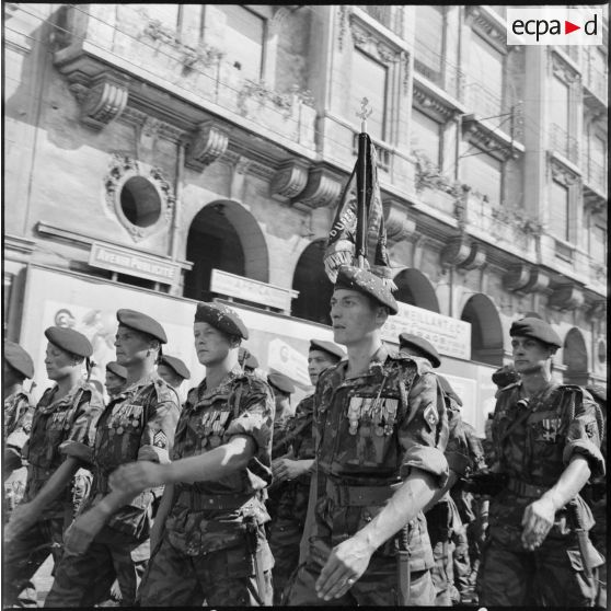 Cérémonie du 14 juillet à Alger. Défilé des parachutistes.