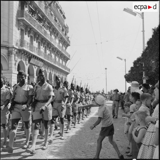 Cérémonie du 14 juillet à Alger. Défilé du 13e régiment de tirailleurs sénégalais ( RTS).