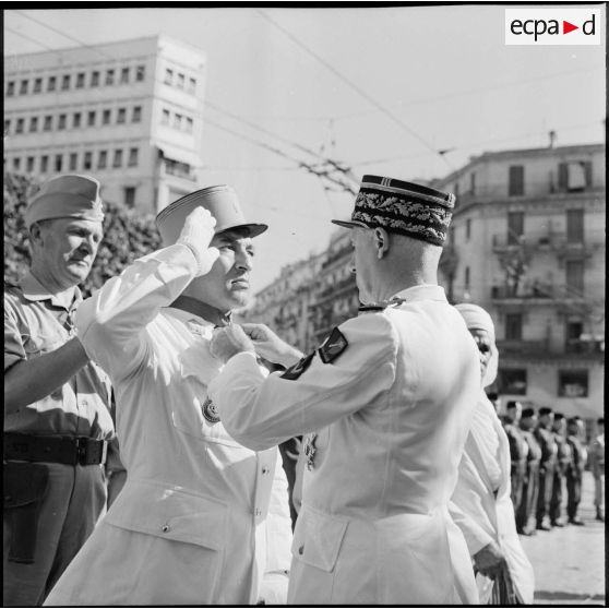 Cérémonie du 14 juillet à Alger. Remise de décoration par le général d'armée Raoul Salan.