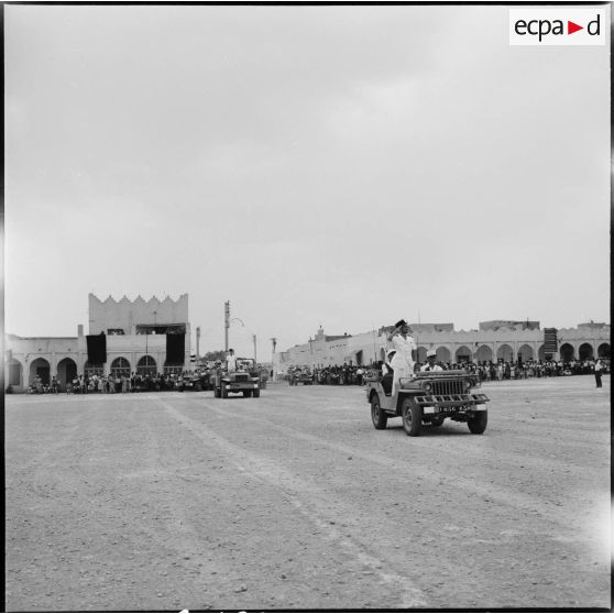 Colomb-Béchar. Défilé des unités.