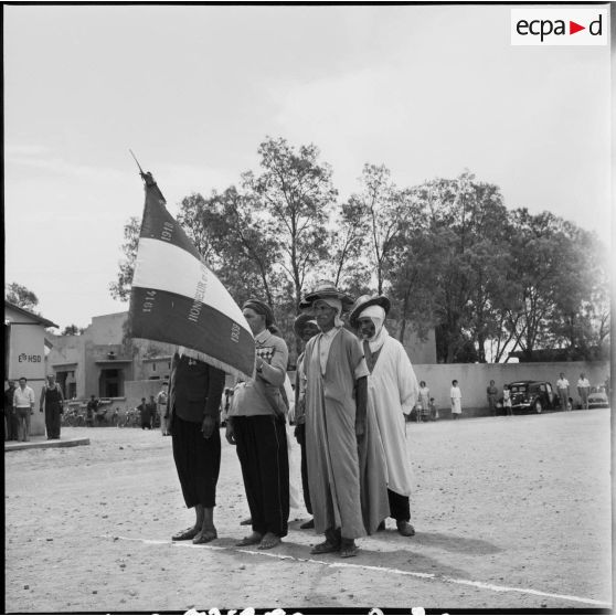 Département de la Saoura. Groupe d'anciens combattants et leur drapeau.