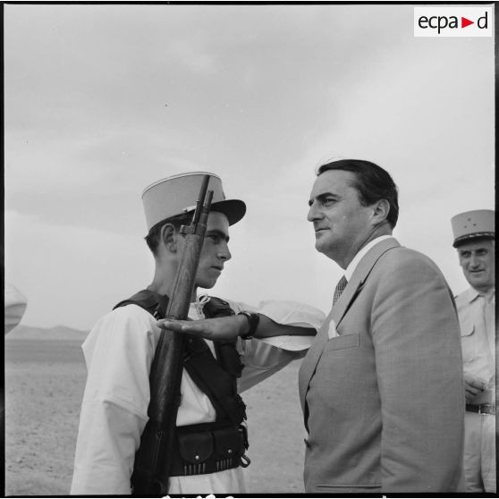 Beni Abbès. Max Lejeune et un soldat.