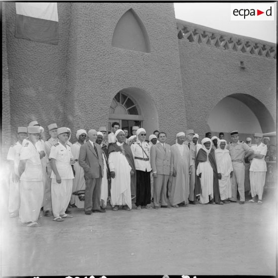 Max Lejeune et les autorités civiles et militaires d'Adrar.