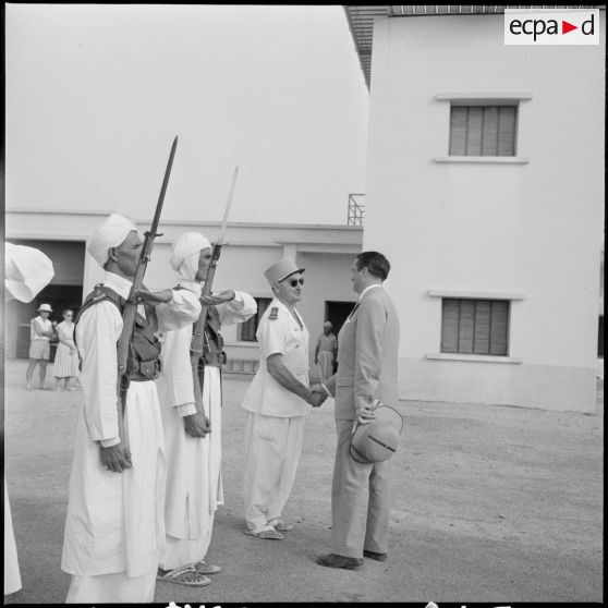 Adrar. Max Lejeune salue un officier des compagnies sahariennes.