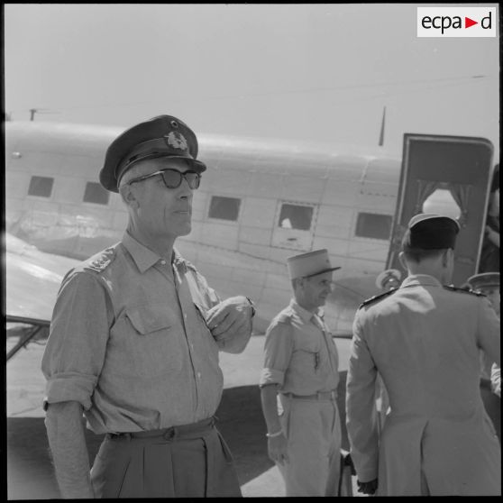 Aéroport d'Orléansville. Portrait du colonel Von Rosenthal attaché militaire d'Allemagne de l'Ouest.