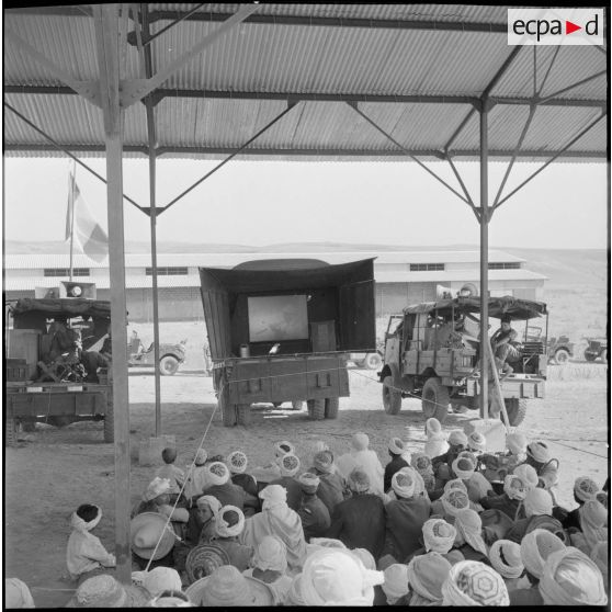 Medjadja. Véhicule de cinéma et camion haut-parleur.