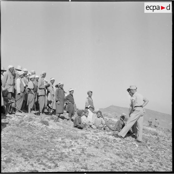 Le commandant Feaugas s'adresse à la population de Medjadja.