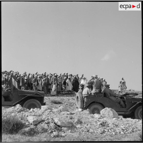 Medjadja. Rassemblement de la population sur le passage des voitures officielles.