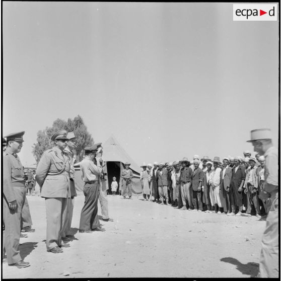 Medjadja. Les officiers étrangers visitent le douar.