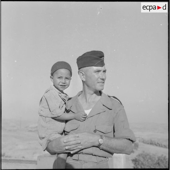 Medjadja. Un adjudant et un enfant du village.