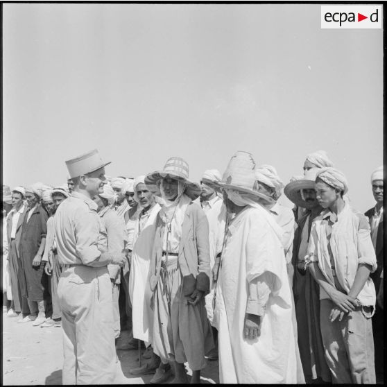 Medjadja. Le commandant Feaugas s'entretient avec la population.