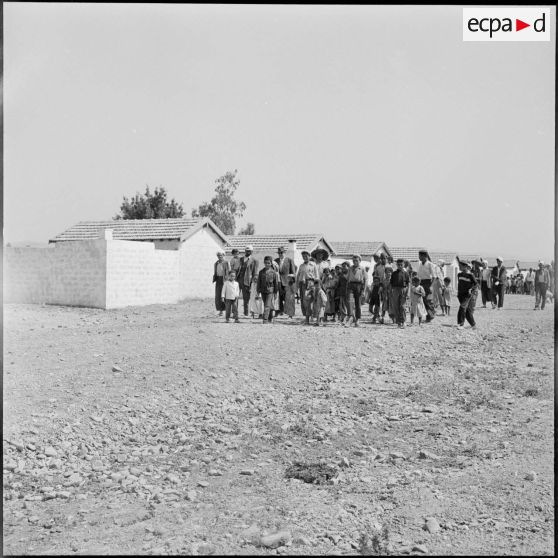 Les Attafs. Un groupe d'habitants devant les habitations.