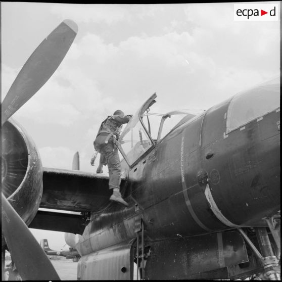 Equipage d'un avion de bombardement Douglas B 26 Invader montant à bord de l'appareil.