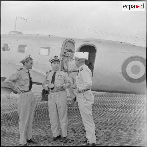 Le général Gustave Mentré, commandant le groupement aérien tactique (GATAC) n°1 et le lieutenant-colonel Peldemas, commandant la base aérienne opérationnelle (BAO) n°213 de Bône.