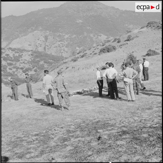 L'arsenal pris aux rebelles, dans le paysage du Djebel.