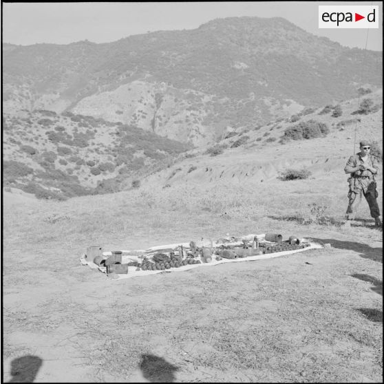 L'arsenal pris aux rebelles, dans le paysage du Djebel.