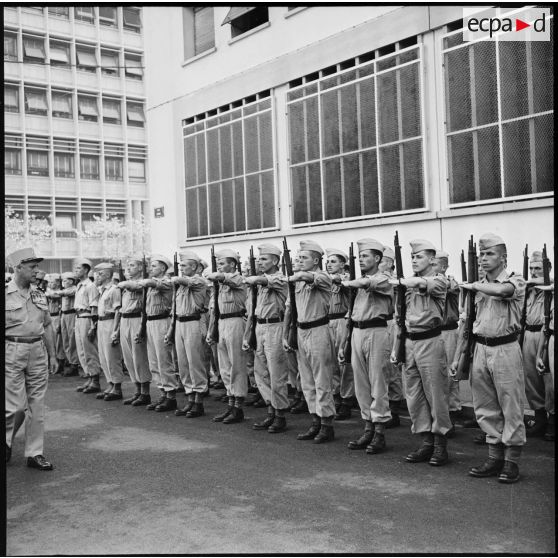 Le général d'armée Raoul Salan, commandant supérieur interarmées et commandant la 10ème région militaire (RM) passe en revue un détachement du centre d'instruction de l'arme blindée cavalerie d'Hussein-Dey.