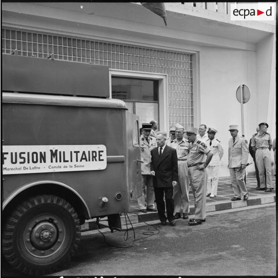 Monsieur Picquart, intendant militaire et Président du Comité d'Alger de la Fondation Maréchal de Lattre, remet le camion radiophonique au général Salan.