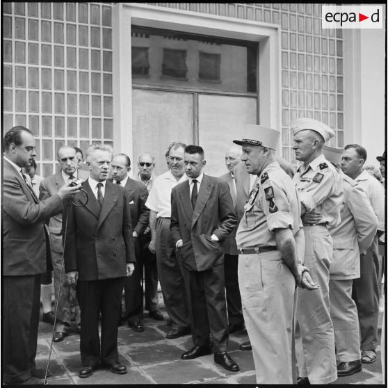 Les généraux Raoul Salan et Jacques Allard pendant la déclaration de monsieur Picquart, Président du Comité d'Alger de la Fondation Maréchal de Lattre.