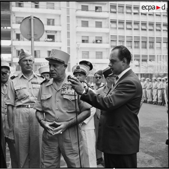 Le général Raoul Salan pendant son allocution.