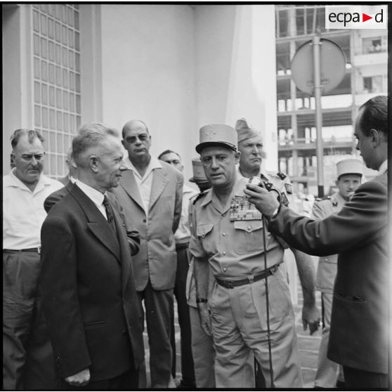 Le général Raoul Salan pendant son allocution.