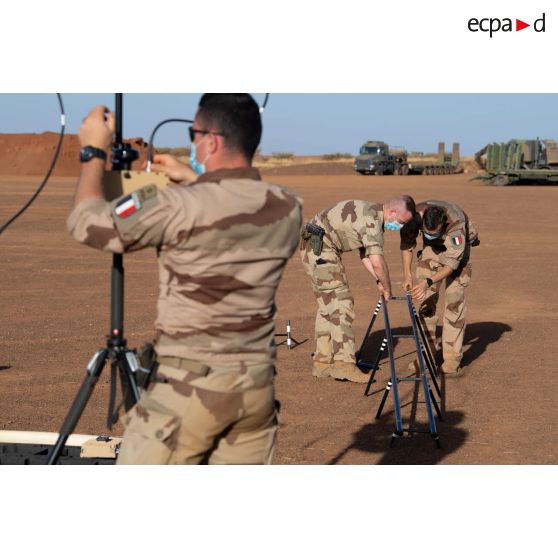 Des dronistes du 61e régiment d'artillerie (61e RA) installent la rampe de lancement et de catapultage d'un système de minidrone de reconnaissance (SMDR) à Gao, au Mali.