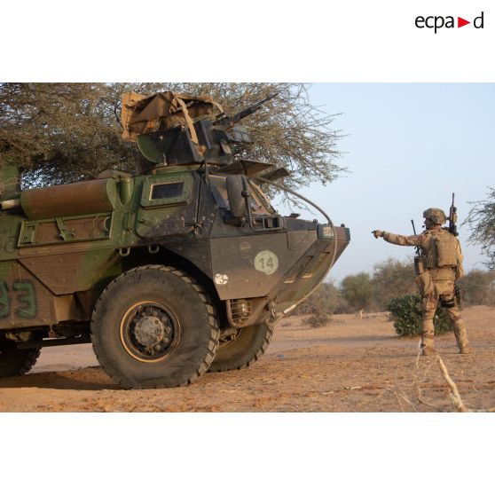 Un soldat débarqué de son VAB donne des ordres pour un ratissage dans la région de Fadar-Fadar, au Burkina Faso.