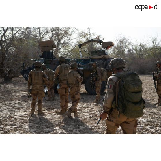 Des soldats débarqués d'un VAB se préparent pourle ratissage d'un ouadi dans la région de Fadar-Fadar, au Burkina Faso.