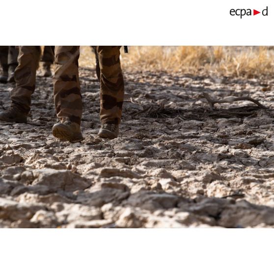 Progression de soldats lors du ratissage d'un ouadi dans la région de Fadar-Fadar, au Burkina Faso.