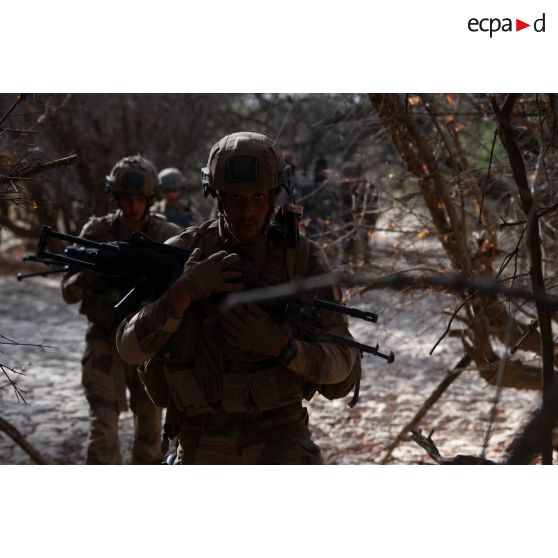 Des soldats ratissent un ouadi dans la région de Fadar-Fadar, au Burkina Faso.