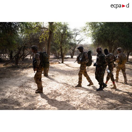 Des soldats français et nigériens ratissent un ouadi dans la région de Fadar-Fadar, au Burkina Faso.