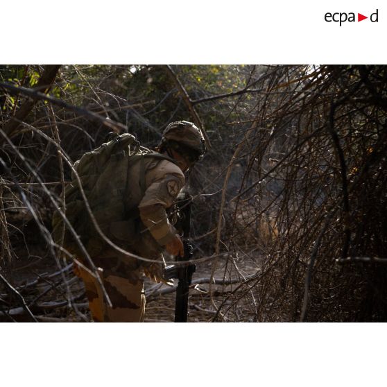 Un soldat ratisse un ouadi dans la région Fadar-Fadar, au Burkina Faso.