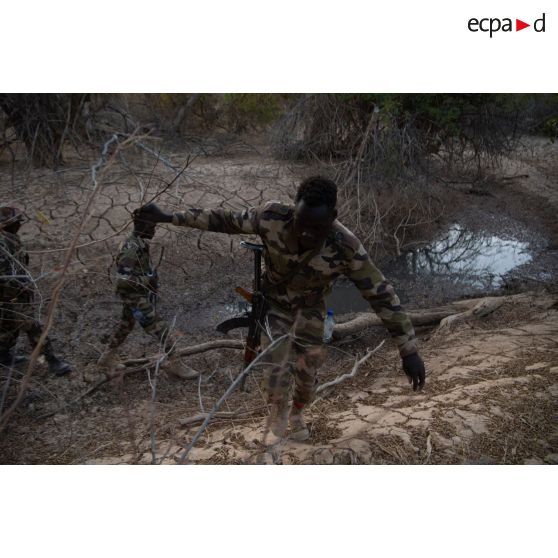 Des soldats nigériens ratissent un ouadi dans la région de Fadar-Fadar, au Burkina Faso.