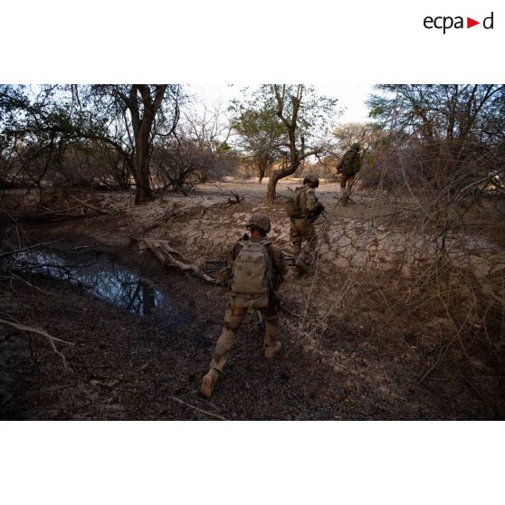 Des soldats ratissent un ouadi dans la région de Fadar-Fadar, au Burkina Faso.