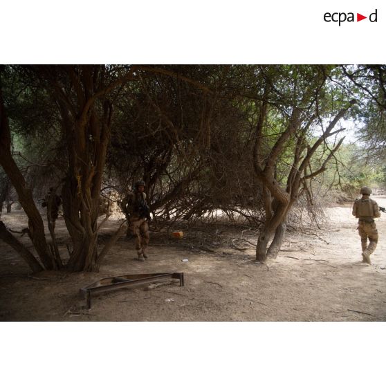 Des soldats ratissent un ouadi dans la région de Fadar-Fadar, au Burkina Faso.