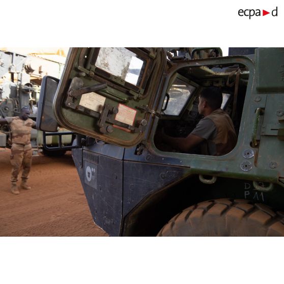 Des mécaniciens interviennent sur un VAB à l'atelier de maintenance à Gao, au Mali.