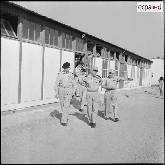 Visite du général Raoul Salan au centre de repos du 15ème bataillon de chasseurs alpins (BCA) à Tigzirt.