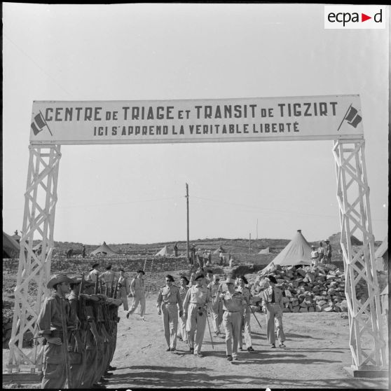 Visite du général Raoul Salan au centre de repos du 15ème bataillon de chasseurs alpins (BCA) à Tigzirt.