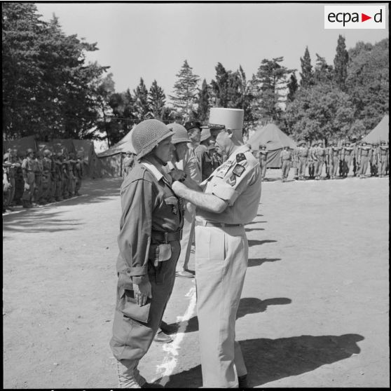 Remise de décoration par le général Raoul Salan au capitaine Coquet, officier de la légion d'honneur, à Gouni Gouchrane.