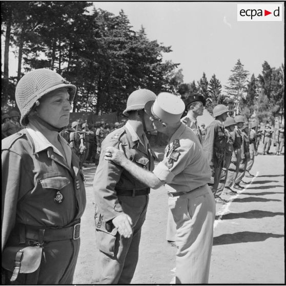 Remise de décoration par le général Raoul Salan au capitaine Coquet, officier de la légion d'honneur, à Gouni Gouchrane.