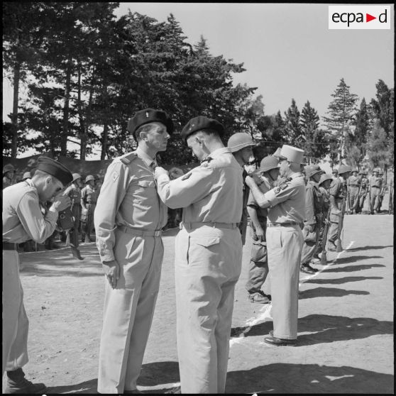 Remise de décoration au commandant Robert, officier de la légion d'honneur, à Gouni Gouchrane.