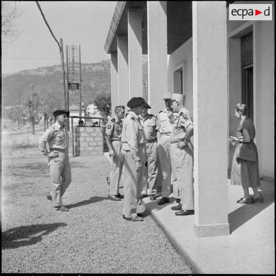 Madame Lucienne Salan et les généraux Raoul Salan, Jacques Allard et Lacomme à la sortie de l'hôpital de Tizi Ouzou.