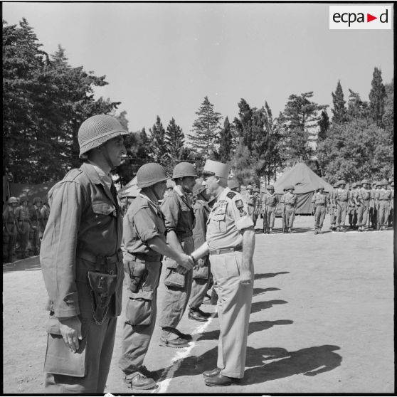 Remise de décoration par le général Raoul Salan au capitaine Coumetou, valeur militaire CA, à Gouni Gouchrane.