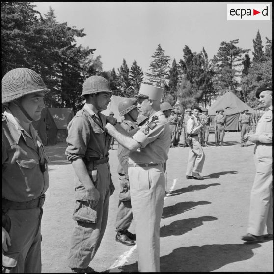 Remise de décoration par le général Raoul Salan au commandant Chivot, valeur militaire brigade, à Gouni Gouchrane.